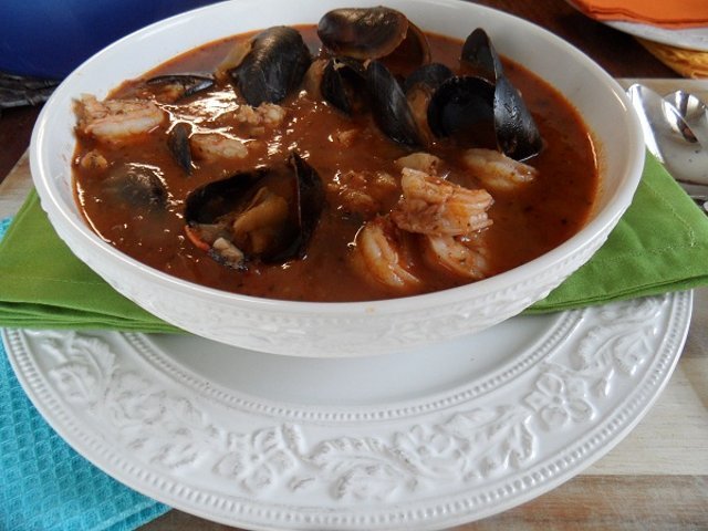 Рыбный суп с тостами «Чиоппино»